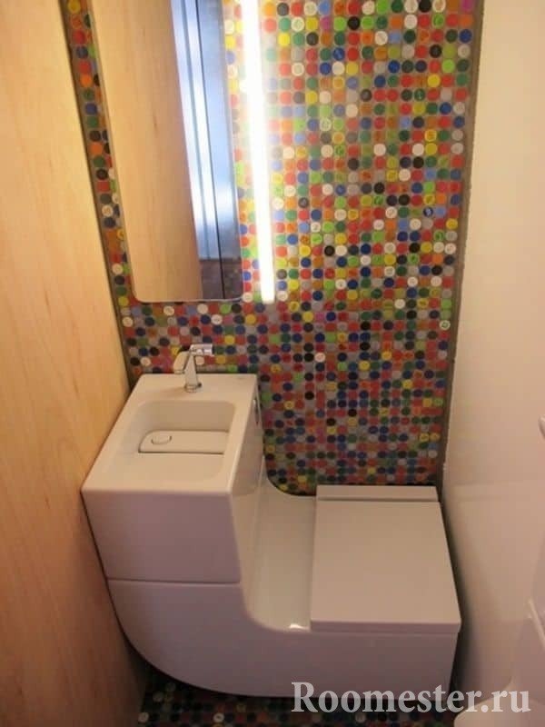Maliit na banyo na may modernong combo toilet at maliwanag na mosaic