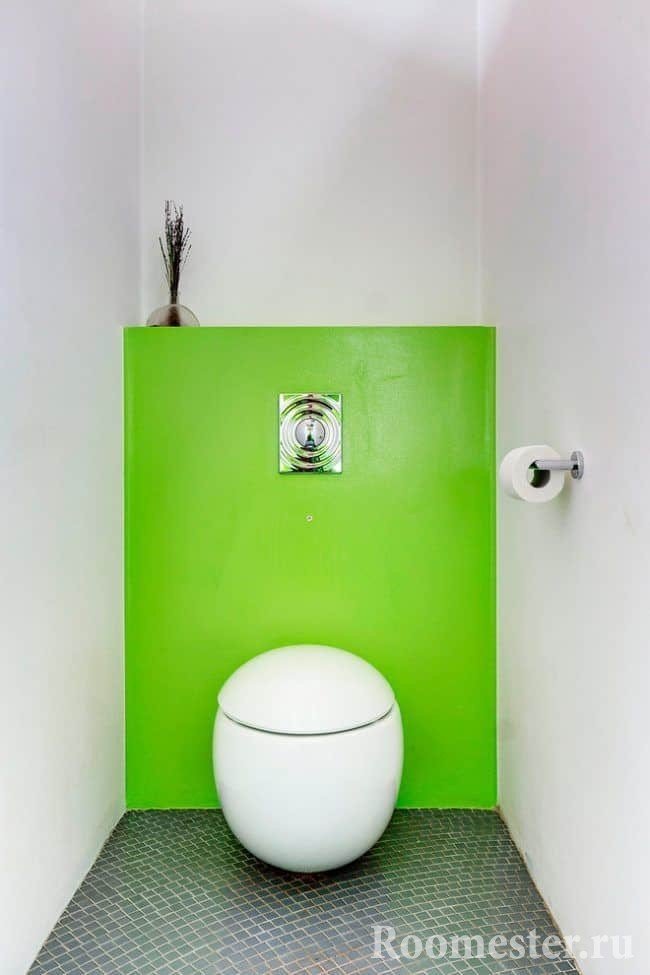 Mažas baltas tualetas su neįprastos formos tualetu