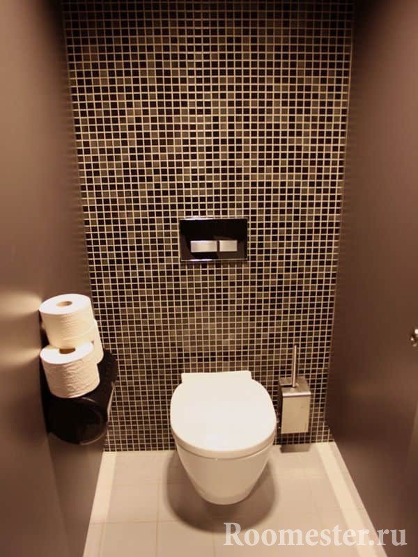 Kombinasjonen av vegger med fliser og maling i et lite toalett