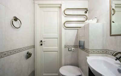 Σχεδιασμός ενός μπάνιου σε μια κατοικία με κουρτίνες: χαρακτηριστικά και επιλογές