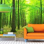 Orange Sofa auf einem grünen Waldhintergrund