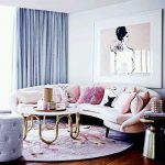 Sofá rosa en una habitación azul