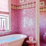 Flisebelagt mosaik i lyserøde farver