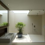 Brusebad med naturligt lys i loftet
