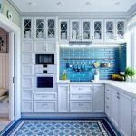 Blaue Fliesen in einer weißen Küche