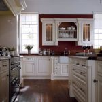 Hvitt kjøkken med en liten burgundervegg