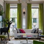 Stue med grønne gardiner