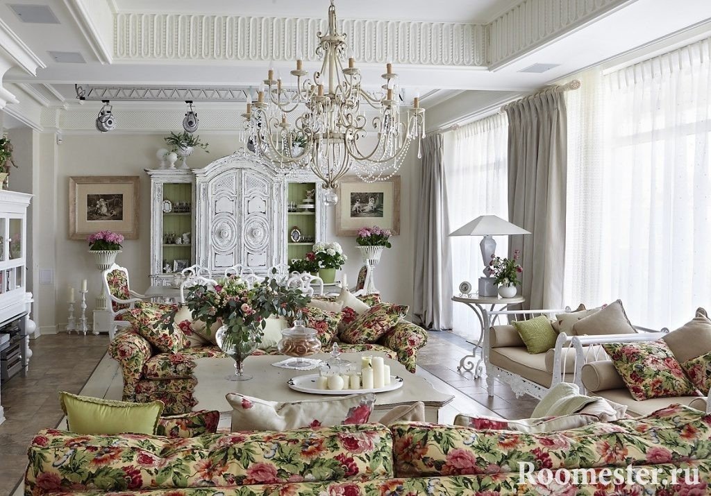 Lyshet, romantikk, enkelhet i interiøret i fransk stil