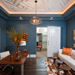 Use of moldings on the ceiling and doors