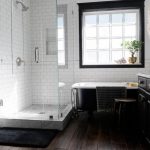Salle de bain en carrelage noir et blanc
