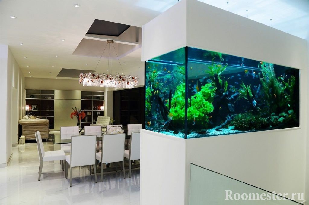 Interiorul camerei de luat masa cu acvariu