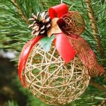 كرة عيد الميلاد مصنوعة من خيوط