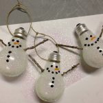 Julgranleksaker gjorda av glödlampor