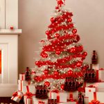 Χριστουγεννιάτικο δέντρο με κόκκινο χρώμα