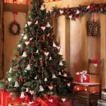 Sinos e corações em uma árvore de Natal