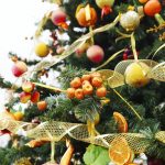 زخرفة شجرة عيد الميلاد مع الفاكهة