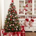 Noel ağacı beyaz ve kırmızı oyuncaklar