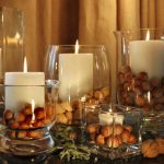 Svíčky ve vázách s ořechy