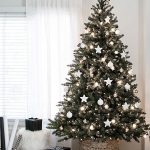 Χριστουγεννιάτικο δέντρο με αστέρια και μπάλες