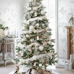 Beyaz süslenmiş Noel ağacı