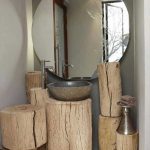 Ständer und Regale für das Badezimmer aus Baumstämmen