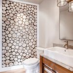 Mur dans la salle de bain en rondins de bois scié