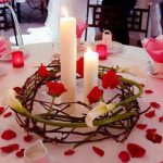 Stalo dekoravimas žvakėmis ir rožių žiedlapiais