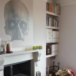 Peinture avec un crâne sur la cheminée
