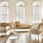 Vitt rum med antika möbler