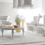 Elegante møbler i et hvitt interiør