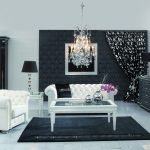 Svart og hvitt møbler i rommet