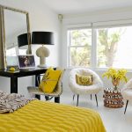 Vitt sovrum med gul dekor