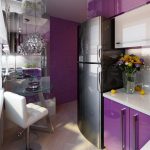 Murs lilas et meubles dans la cuisine