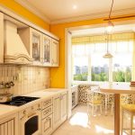 Geltonos sienos ir balti baldai virtuvėje