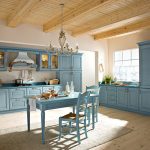 Mėlyni baldai virtuvėje