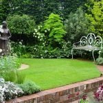 Benk og statue i hagen