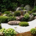 Passerelle en pierre concassée dans le jardin