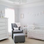 Chambre d'enfant avec mobilier blanc