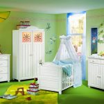 Grön inredning och vita möbler i barnkammaren