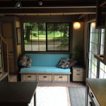 Petite chambre avec un canapé bleu