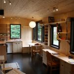 Habitació amb cuina, zones de treball i descans