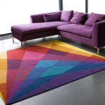 שטיח רב צבעוני ליד הספה