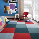 שטיח עם ריבועים רב צבעוניים בחדר הילדים