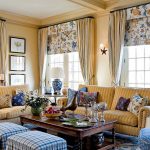 Lyse gardiner og møbler i stuen