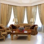 Elegante møbler og peis i stuen