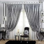 La combinación de cortinas grises y papel pintado gris a rayas.