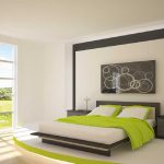 Arredamento camera da letto in colori chiari con accenti di verde chiaro