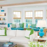 Bílý interiér s modrými a světle zelenými prvky výzdoby