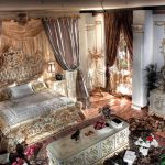Bohatě zdobená ložnice