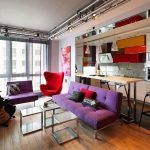 Lilac καναπέδες και μια κόκκινη πολυθρόνα στο δωμάτιο